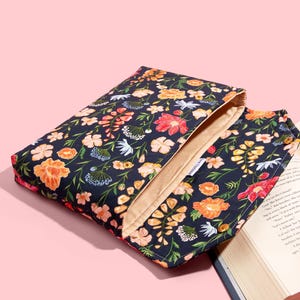 Beschermende envelop Boekhoes met sluiting Luxe boekhoes Volledige omslag High-end gepersonaliseerd cadeau BookTok Floral Designer Navy Flower Fields afbeelding 5