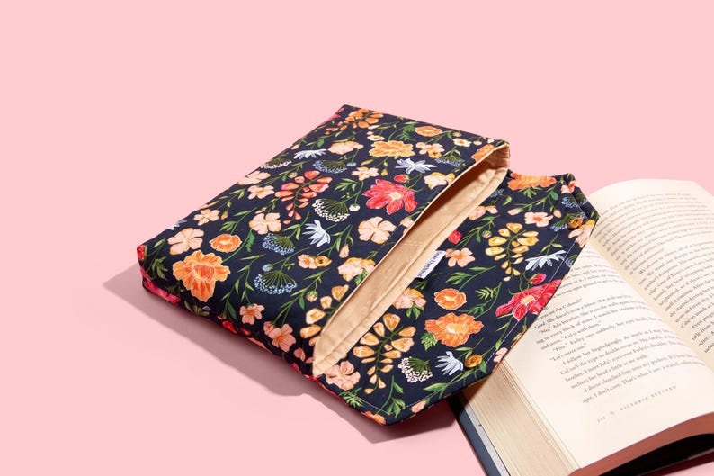 Beschermende envelop Boekhoes met sluiting Luxe boekhoes Volledige omslag High-end gepersonaliseerd cadeau BookTok Floral Designer Navy Flower Fields afbeelding 5