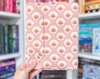 Roze e-reader met waaierbloemen en boekhoes met dubbele drukknoop