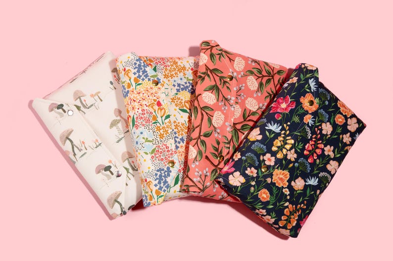 Beschermende envelop Boekhoes met sluiting Luxe boekhoes Volledige omslag High-end gepersonaliseerd cadeau BookTok Floral Designer Navy Flower Fields afbeelding 4