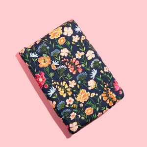 Beschermende envelop Boekhoes met sluiting Luxe boekhoes Volledige omslag High-end gepersonaliseerd cadeau BookTok Floral Designer Navy Flower Fields afbeelding 2