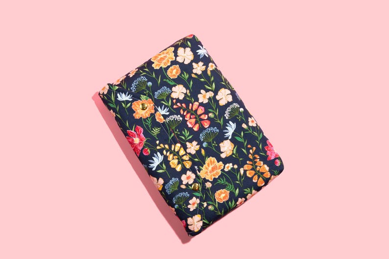 Beschermende envelop Boekhoes met sluiting Luxe boekhoes Volledige omslag High-end gepersonaliseerd cadeau BookTok Floral Designer Navy Flower Fields afbeelding 2