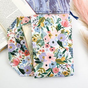 Envelope Buchhülle mit Druckknopfverschluss Deluxe Buchhülle Full Cover Kindle Booktok Rifle Paper Company Gartenparty classic preppy PASTEL
