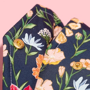 Beschermende envelop Boekhoes met sluiting Luxe boekhoes Volledige omslag High-end gepersonaliseerd cadeau BookTok Floral Designer Navy Flower Fields afbeelding 3