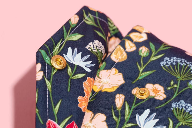 Beschermende envelop Boekhoes met sluiting Luxe boekhoes Volledige omslag High-end gepersonaliseerd cadeau BookTok Floral Designer Navy Flower Fields afbeelding 3