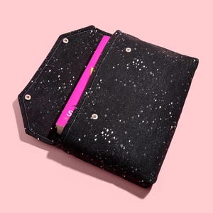 封筒型ブックスリーブ（クロージャー付き）デラックスブックスリーブ（フルカバー）高級カスタムギフト BookTok フローラルデザイナー バイオレットスターナイト コートロード