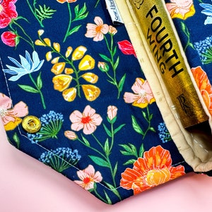 Beschermende envelop Boekhoes met sluiting Luxe boekhoes Volledige omslag High-end gepersonaliseerd cadeau BookTok Floral Designer Navy Flower Fields afbeelding 6