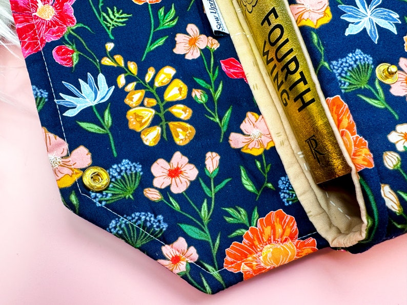 Beschermende envelop Boekhoes met sluiting Luxe boekhoes Volledige omslag High-end gepersonaliseerd cadeau BookTok Floral Designer Navy Flower Fields afbeelding 6