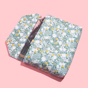Umschlag Buchhülle mit Verschluss Deluxe Buchhülle Full Cover High End Individuell besticktes Geschenk BookTok Bramble Daisy Fields Schutzbuch