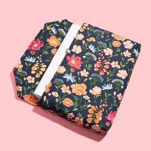Busta protettiva per libri con chiusura Custodia per libri deluxe Copertina intera Regalo personalizzato di alta qualità BookTok Floral Designer Navy Flower Fields