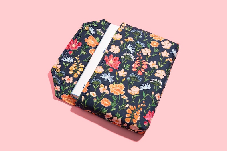 Beschermende envelop Boekhoes met sluiting Luxe boekhoes Volledige omslag High-end gepersonaliseerd cadeau BookTok Floral Designer Navy Flower Fields afbeelding 1