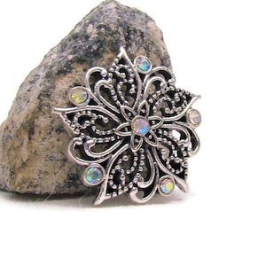 Snap charm button, regular 20 mm size, in noosa style flower design for snap jewelry brands like ginger snaps and style dots
