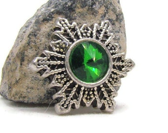 Snap charm button, regular 18-20 mm size, in green rhinestone snowflake design for snap jewelry brands like ginger snaps and style dots