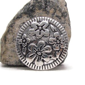 Silver tone flower design, 20 mm, noosa style snap charm button for snap jewelry, like ginger snaps and magnolia and vine