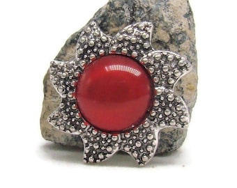 Snap charm button, in flower design with red center bead for regular 18-20 mm size snap jewelry brands like ginger snaps and style dots
