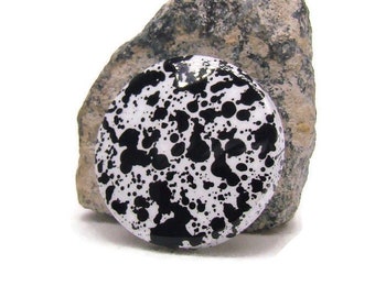 Snap charm button, in regular 18-20 mm size black and white design for snap jewelry brands like ginger snaps and style dots