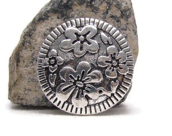 Silver tone flower design, 20 mm, noosa style snap charm button for snap jewelry, like ginger snaps and magnolia and vine