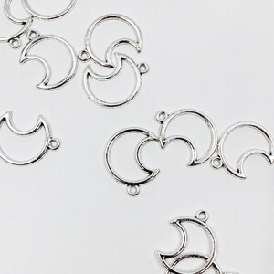 Silber offener Mond Charm, Himmelskörper Charm, Sonne Mond und Sterne, Greif nach dem Mond Charm, Schmuckanhänger // BBQ SUPPLIES // C-024S (B2)