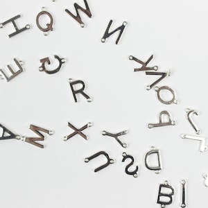 Encantos del conector de letras iniciales de plata, inicial delicada, encantos de regalo personalizados, alfabeto conector // Colección de letras y alfabetos // C-T008S