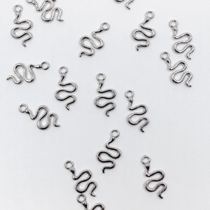 Pendentif de charme de serpent argenté, charme de serpent, charme animal, charme et résultats de bijoux de serpent glissant // FOURNITURES BBB // C-072S (B2)