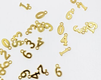 Set di 10 ciondoli con numeri in oro, set di numeri, ciondoli con numero dell'anno, ciondoli e accessori per gioielli // FORNITURE BBB // C-T004G
