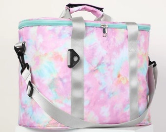 Bolsa térmica con monograma tie-dye, ideal para playa, piscina, viajes y picnics. Personalízala con un colorido estampado animal en color rosa. Resistente al agua y con correa para el hombro.