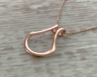 Collar con colgante con soporte para anillo en forma de herradura en oro vermeil rosa de 18 quilates (guardián del anillo) Ω