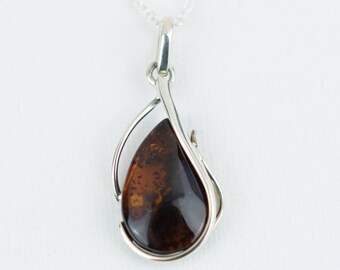 Belle ambre de la Baltique cognac foncé enroulée dans un pendentif en argent sterling, cadeau pour elle, femme, fête des mères