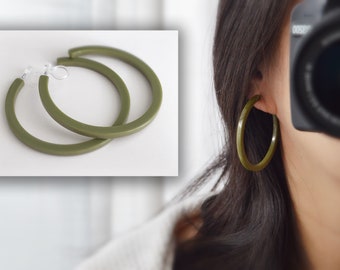 Übertriebene Acetat-CLIPS-Ohrringe, unsichtbare große Kreise, Armeegrün. Ohrclips aus Acetat