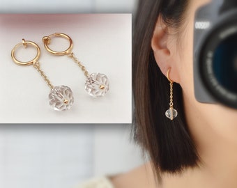 CLIPS-Ohrringe mit goldenen Ringanhängern, Kette, facettierte transparente Glasperle. Diskrete Ohrclips für den täglichen Gebrauch