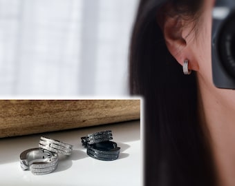 Rock CLIPS CLAMP Ohrringe mattiertes Silber / mattierte schwarze Ringe. Ungepiercte Ohren. Täglicher Schmuck für Männer und Frauen