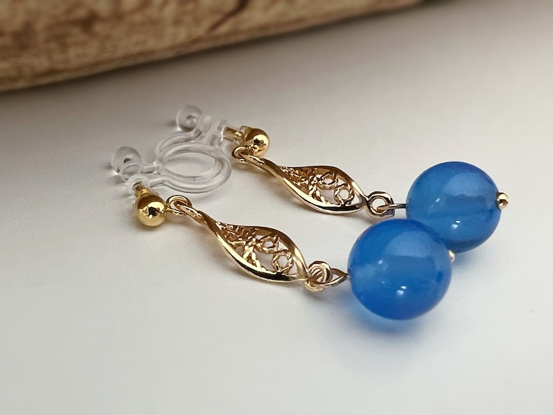 Boucles d'oreilles Clips INVISIBLES, Clips d'oreilles or Sculpture creuse en forme d'amande avec perle bleu Bijoux quotidien. Prêt à offrir. zdjęcie 3