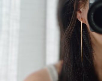 Lange, onzichtbare clipoorbellen. Dubbele gouden ketting met kwastje. Comfortabele clipoorbellen voor oren zonder gaatjes. Klaar om cadeau te geven.