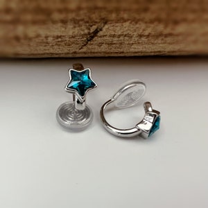 PIJNLOOS CLIPS oorbellen Kleine zilveren cirkel met kleine blauwe ster. Comfortabele oorclips, delicate oorbellen afbeelding 3