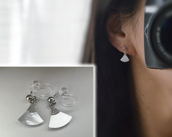 Pendientes colgantes clips INVISIBLES, mini abanico de perlas plateadas mini circonitas de nácar blanco. Cómodos y modernos clips para las orejas.