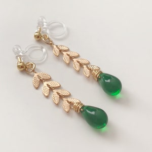 Boucles d'oreilles pendantes CLIPS INVISIBLES couleur doré, Chaîne feuilles, Perle goutte d'eau émeraude vert / Vert poan, bijoux quotidien. image 6
