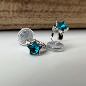 PIJNLOOS CLIPS oorbellen Kleine zilveren cirkel met kleine blauwe ster. Comfortabele oorclips, delicate oorbellen afbeelding 4