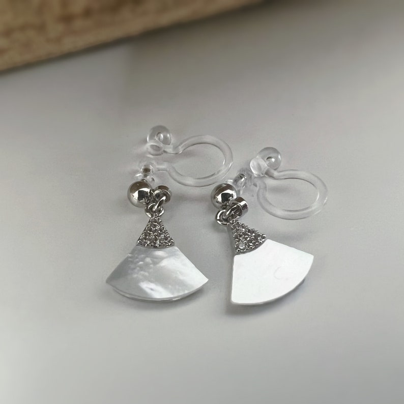 Boucles d'oreilles pendantes Clips INVISIBLES, mini perle argenté éventail nacre blanche mini zircon. Clips d'oreilles moderne Comfortable. image 5