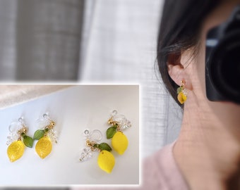 Sweet Citron jaune Feuille verte Mini fleur Transparente. Clips d'oreilles invisibles doré, Oreilles non percée, prêt à offrir