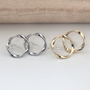 UNSICHTBARE Ohrclips Silber/Gold Farbkreis, gedrehte Kreis Ohrclips Bequemer minimalistischer Alltagsschmuck. Bild 2