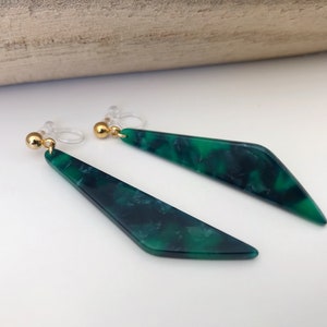 Acetate dangling earrings in triangle shape Emerald green acetate, small golden pearl CLIPS Invisible.