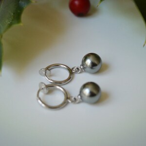 Boucles d'oreilles CLIPS avec perles blanc/ rose/ gris Gris