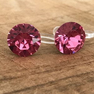 目に見えないクリップオンイヤリング、丸いピンクのクリスタル、PureCristal クリスタル、小さな丸いピンクのクリスタルの耳クリップ、ミニマリストジュエリー。