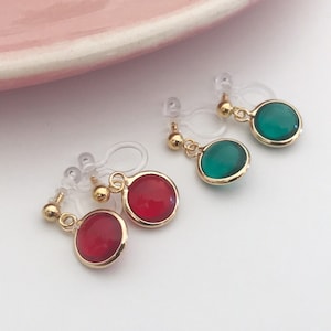 Red or green pearls. Invisible gold clip-on earrings. Minimalist jewelry.