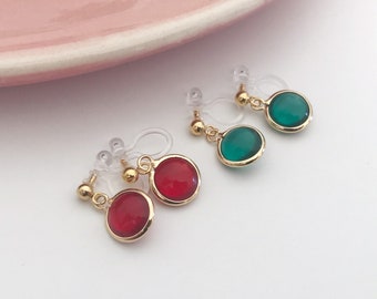 Perles rouges ou vert. Clips d'oreilles invisibles doré. Bijoux minimalistes