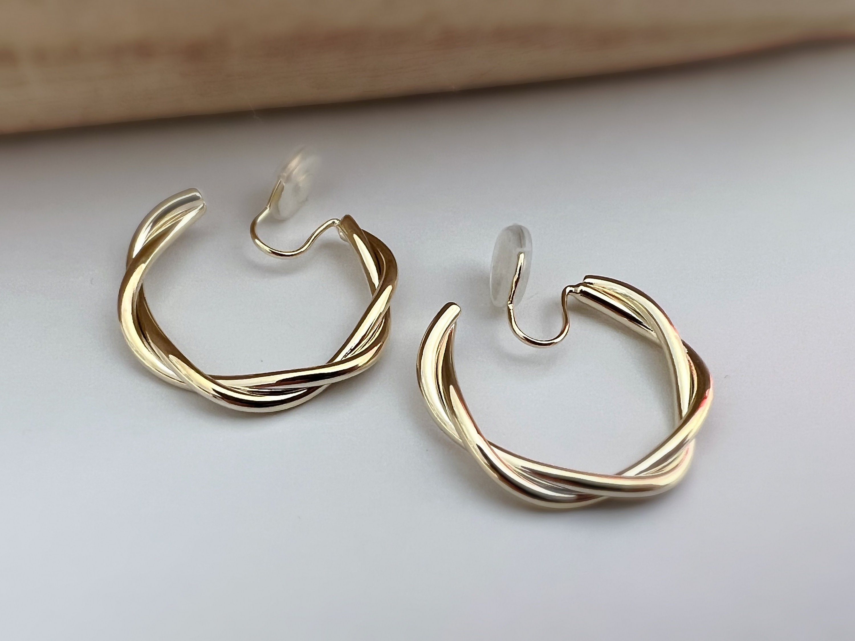 PAINLESS! 30MM CLIPS U Spiral Hoop Earrings Gold Plated Twisted Circle. Comfortable Ear Clips Delicate Earrings
