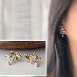 Abstract flower ear clips – silver color – elegant artistic style