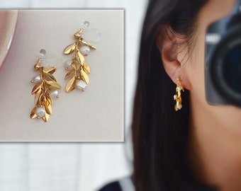 Boucles d'oreilles Clips INVISIBLES pendantes, Mini feuilles couleur or avec mini perles d'eau douce blanche.