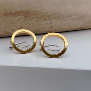 ONZICHTBARE Clip-on oorbellen mat goud kleur cirkel, comfortabele oorclips, minimalistische dagelijkse sieraden. afbeelding 4