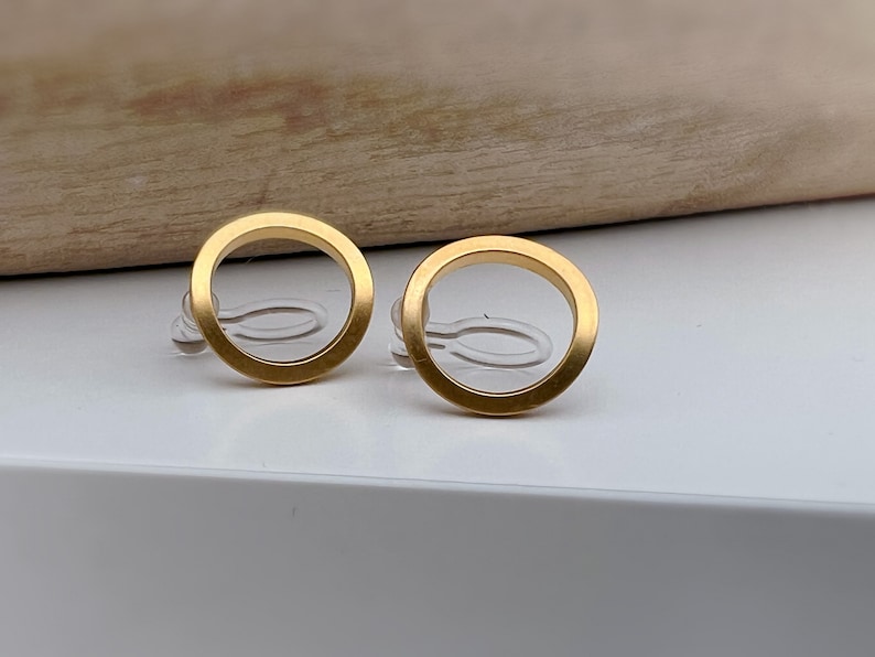ONZICHTBARE Clip-on oorbellen mat goud kleur cirkel, comfortabele oorclips, minimalistische dagelijkse sieraden. afbeelding 4